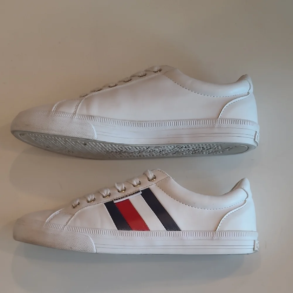 Tommy Hilfiger Lightz Low Top Lace Up Sneaker Red & Navy Stripes Smooth Upper